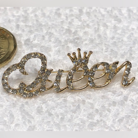 👑Pretty gold and rhinestone QUEEN brooch/pin - Picture 3 of 9